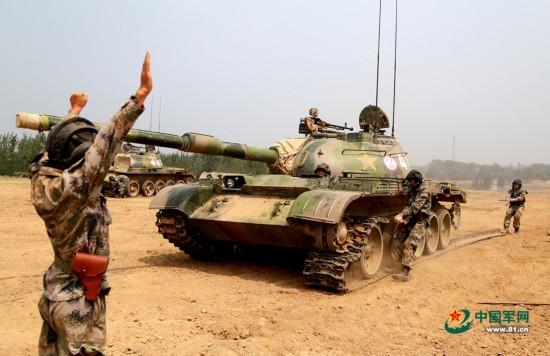 坦克兵都是什么样?个个是猛男,没点力气都干不了坦克兵