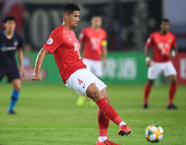 中国第三位归化球员呼之欲出!恒大鲁能上演竞