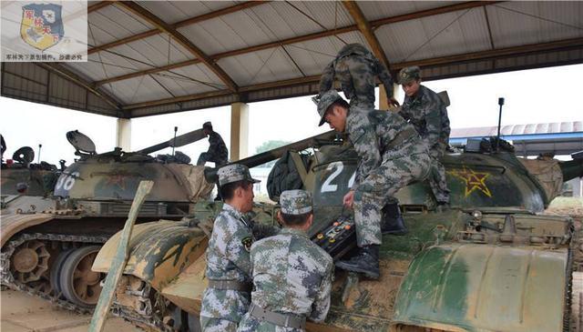 坦克兵都是什么样?个个是猛男,没点力气都干不了坦克兵