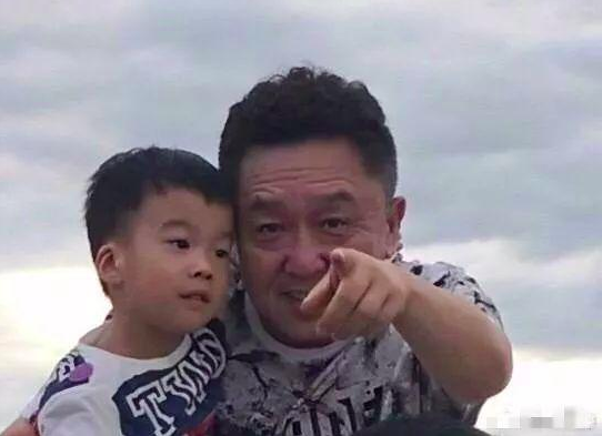 吴京4岁儿子拜于谦为师，给师父宣传说错名字太可爱了