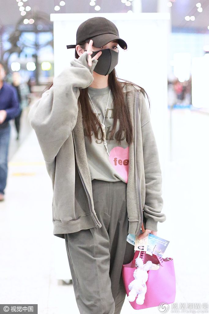 欧阳娜娜拎粉嫩“买菜兜”遛机场 比v卖萌配合拍照亲和力爆棚