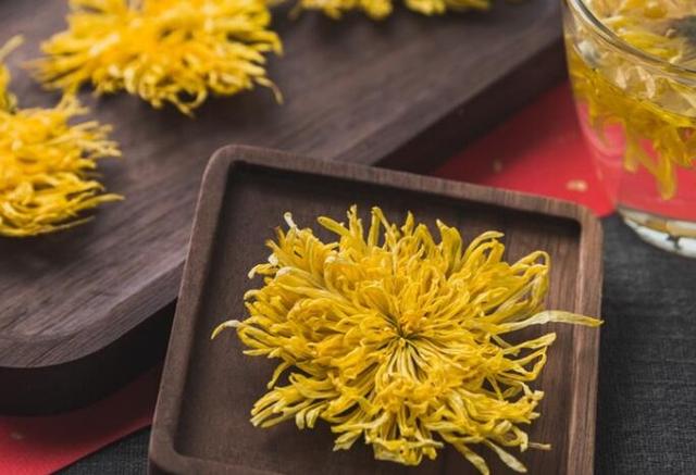 4种菊花茶,功效各不同,怎么选择?喝对了才养生,喝错了很伤身