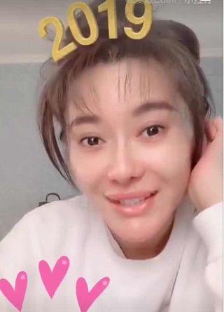 海归学历造假、被王思聪怼下巴“与时俱长”的女星，这张新脸吓哭网友···