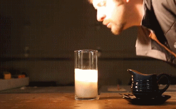 点起来像蜡烛,吹起来像蜡烛,你却告诉我这不是蜡烛?