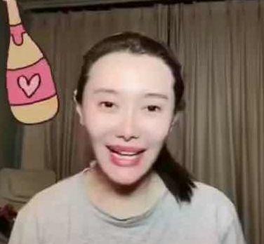 海归学历造假、被王思聪怼下巴“与时俱长”的女星，这张新脸吓哭网友···