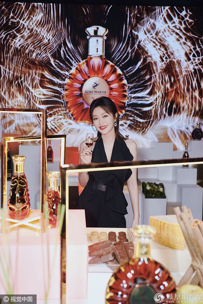 美酒佳人！秦岚穿开衩礼服秀美腿 优雅举杯甜笑醉人韵味十足