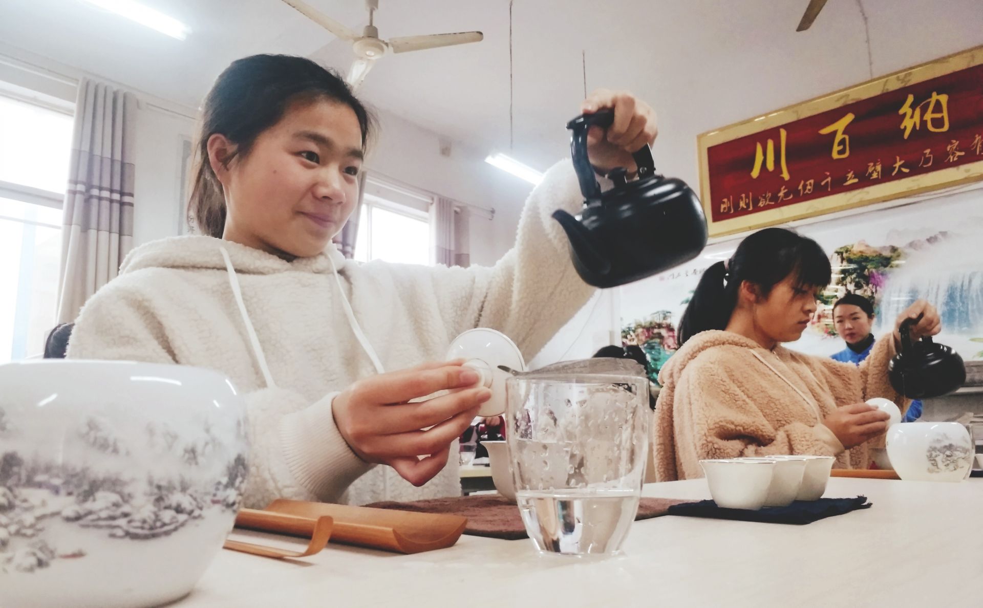 (刘毅雄 摄)茶艺老师在教学生泡茶.(吴韩蕊 摄)茶艺老师在教学生泡茶.