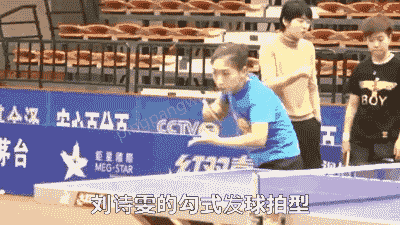 和刘诗雯学习勾手发球,一种动作两种旋转,迷倒对手不叫事
