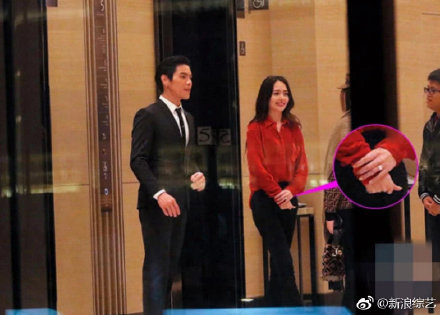 郭碧婷手戴订婚钻戒升级做“向太2.0”？向佐眼神宠溺好甜蜜！