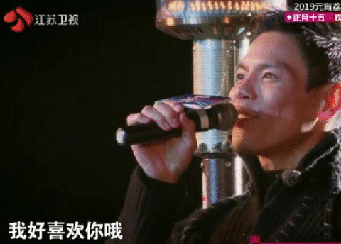 郭碧婷手戴订婚钻戒升级做“向太2.0”？向佐眼神宠溺好甜蜜！