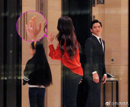 郭碧婷手戴订婚钻戒升级做“向太2.0”？向佐眼神宠溺好甜蜜！