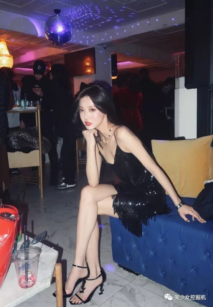彭王者苹果肌都要溢出屏幕了，颜值仍然在时装周吊打女爱豆？