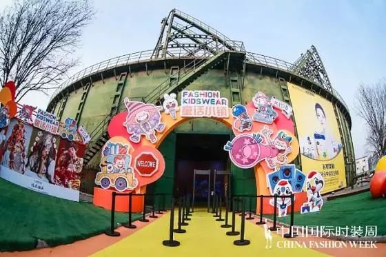 小孩的衣服都要买不起了！中国时装周儿童秀场全走奢华风