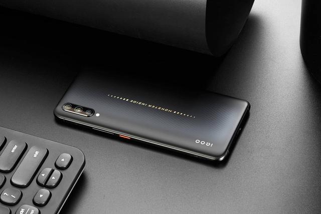 苹果降价500仍高不可攀，网友表示iQOO这几点比iPhone更良心