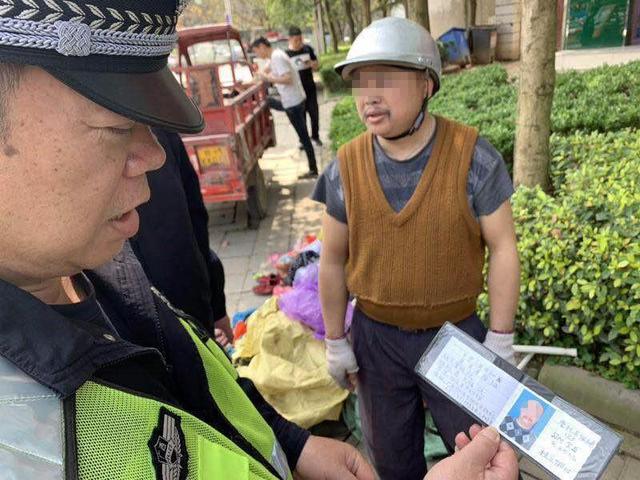 面对查车，自己画了一本驾驶证，交警打开后：辛亏你没去造假钞！