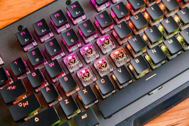 全新泰坦轴加持,德国冰豹打造高颜值爽手感电竞吃鸡键盘Vulcan