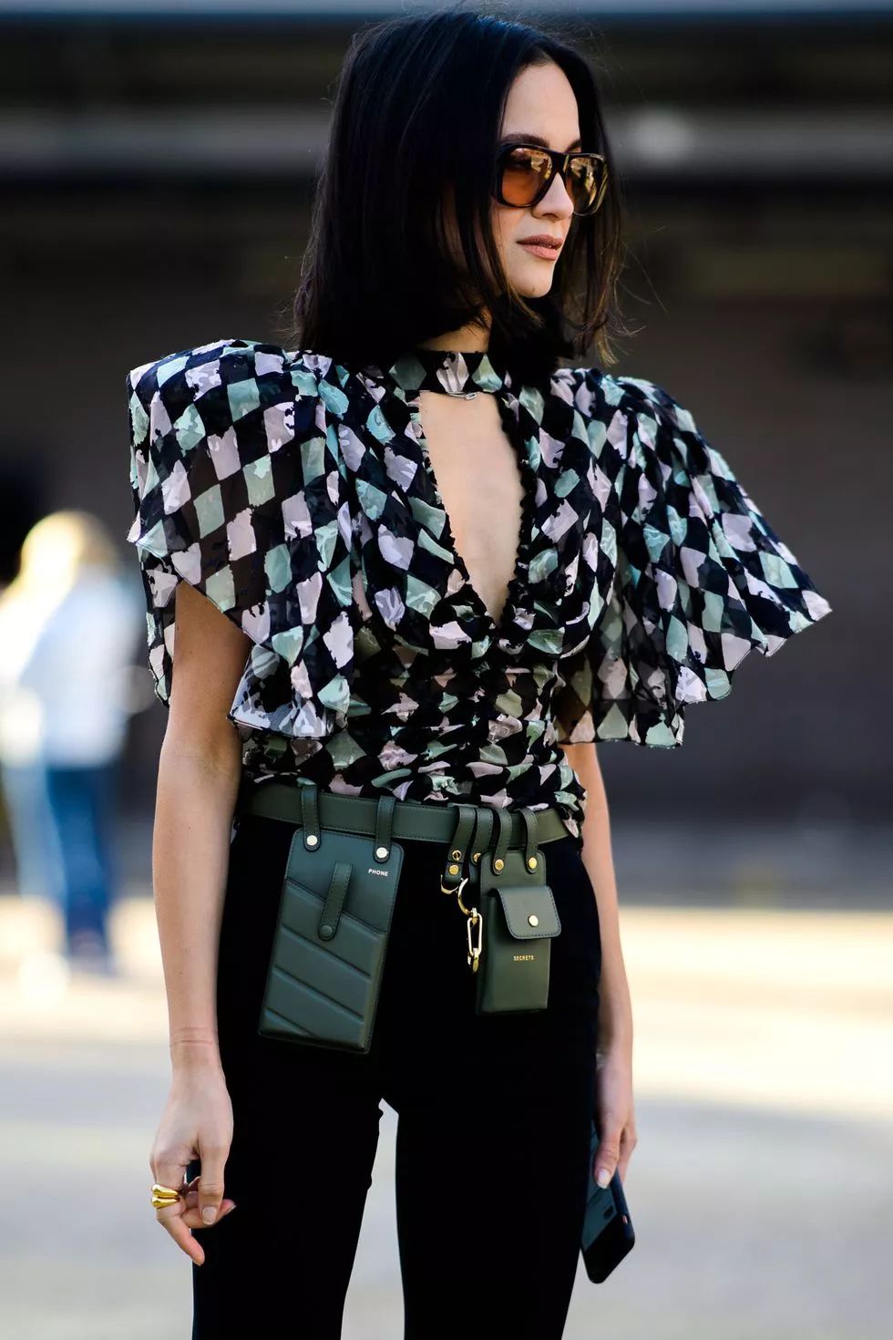 明星们胃口大了这真的是今年包包最时髦的背法吗