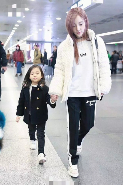 李小璐带甜馨现身机场，甜馨一个动作惹人心疼！