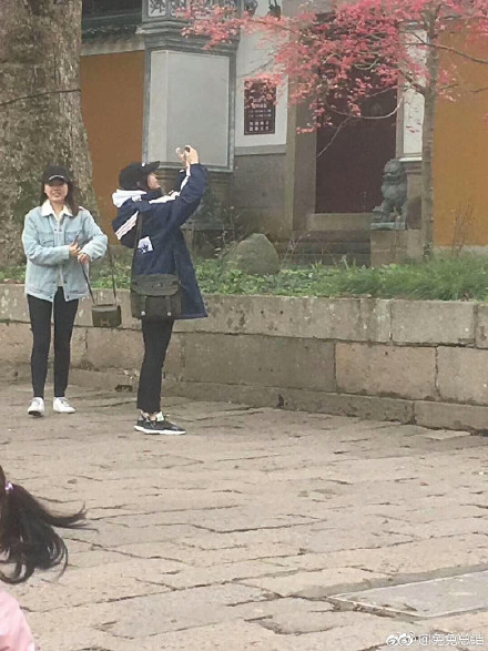 Angelababy低调现身普陀山，素颜无p图引争议