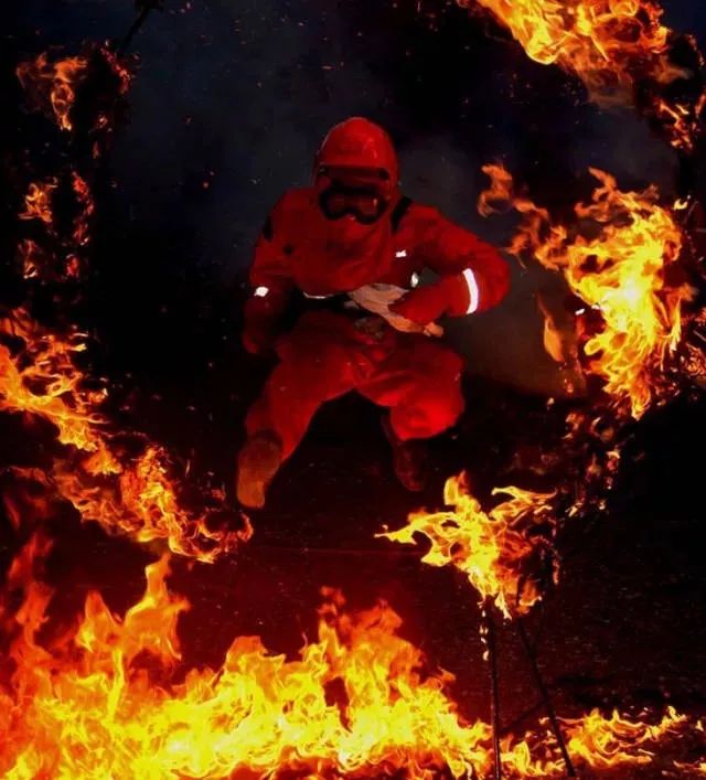 灭火英雄最后的背影 哪有什么岁月静好 只不过是有人在替你负重