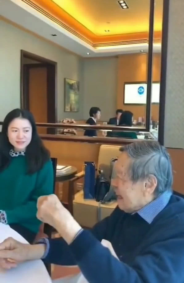 96岁杨振宁与小54岁娇妻近照曝光，翁帆看他的眼神亮了