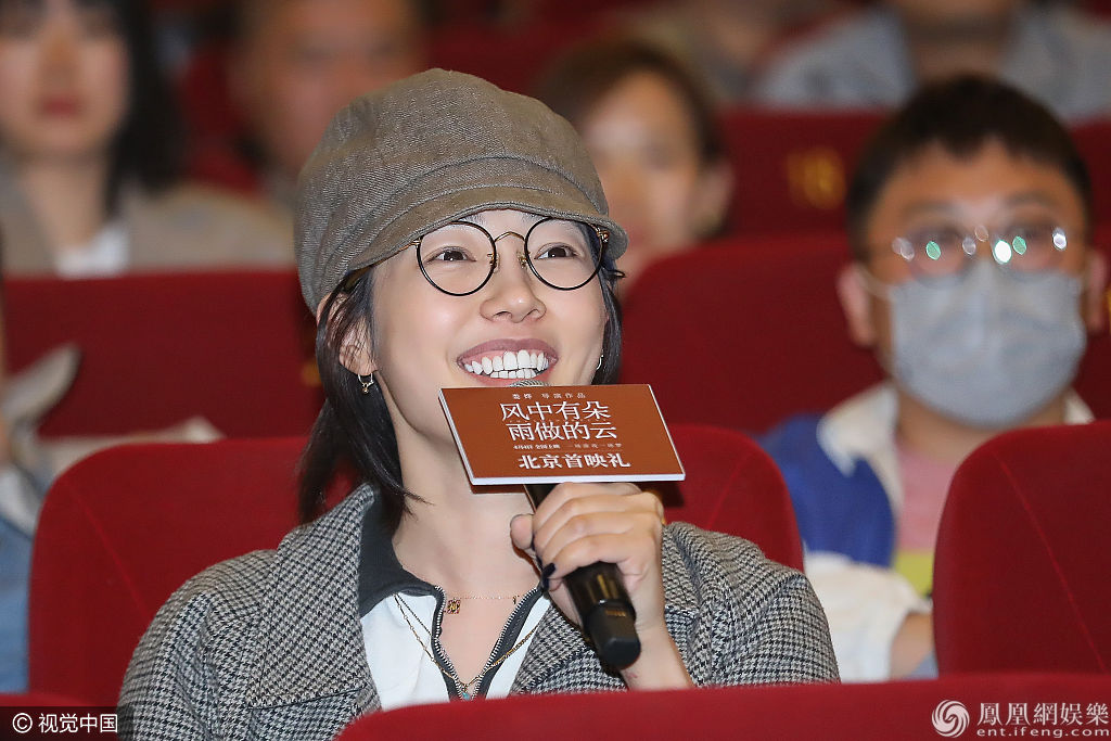 白百何素颜观影皮肤姣好 笑容甜美圆框眼镜呆萌