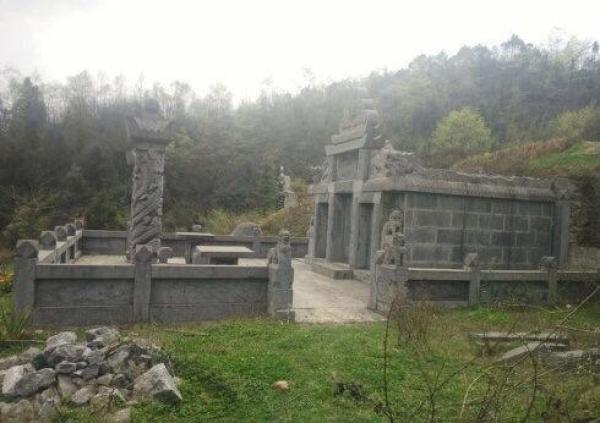 云南"村领导建豪华"活人墓""追踪:涉事坟墓已拆除