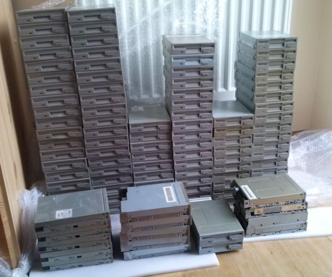 还有人记得软盘吗?老外用这玩意儿弹摇滚乐