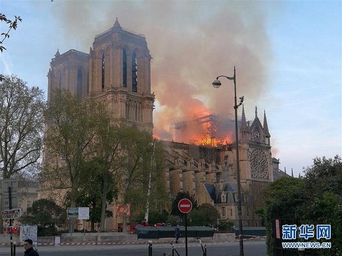 4月15日，在法国巴黎，巴黎圣母院燃起大火。位于法国首都的巴黎圣母院15日傍晚发生大火，造成巴黎圣母院塔尖倒塌，建筑损毁严重。目前尚无人员伤亡的报告。新华社记者徐永春摄