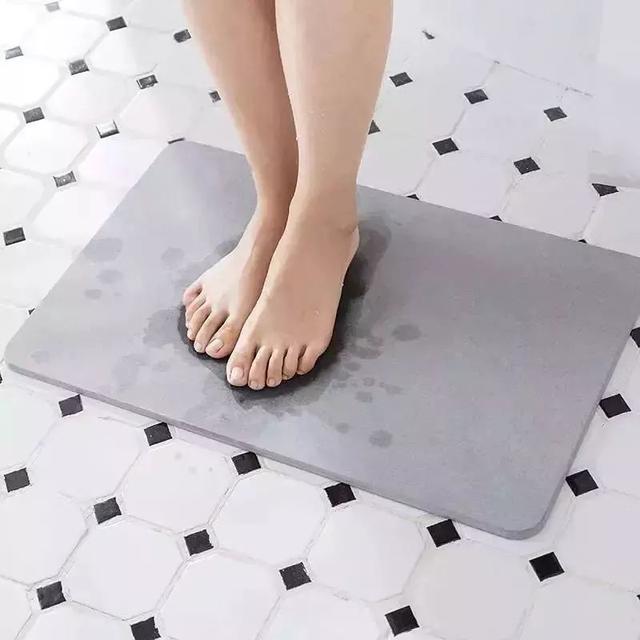 妙手巧主妇都是怎么清洗浴室脚垫的?答:不洗|记1块神奇脚垫
