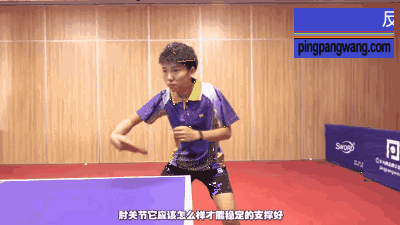 专业队反手拨球时,身体会前倾到这个程度,脚下站位和业余也不同