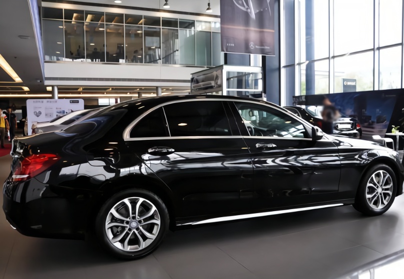 奔驰女车主在发动机舱竟发现鸡蛋饼！4S店的回复绝了！