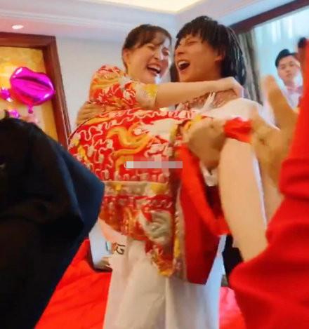 嘻哈歌手bridge婚礼现场曝光！一头脏辫超抢眼，面对妻子秒害羞！