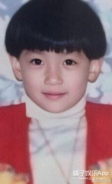 吴亦凡南京演唱会为妈妈献唱 虹桥机场玻璃被粉丝挤碎