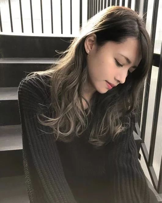 在选择比较深色的发色的时,可以把发梢部分的头发提亮2个色调,形成