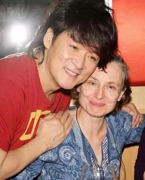 周华健58岁外籍妻子皮肤松弛老态龙钟，两人同框被说像母子