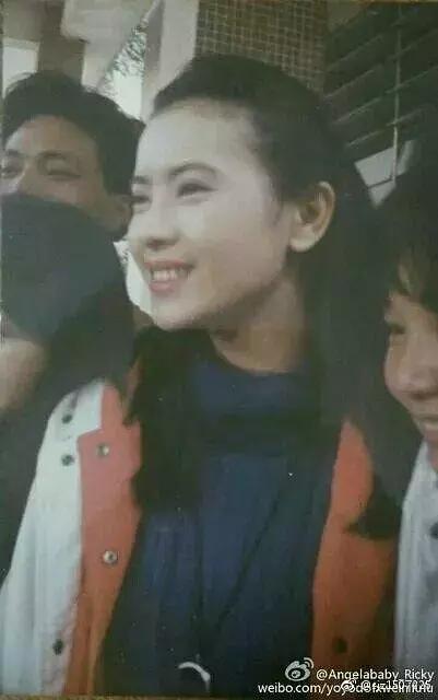 蓝洁瑛生前跟路人合照,眼睛弯弯笑容灿烂,衬得刘嘉玲脸好大好村