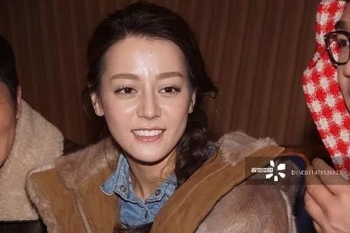 热巴吃货人设崩，但我更关心她怎么解决了脸部油腻又粗糙的问题