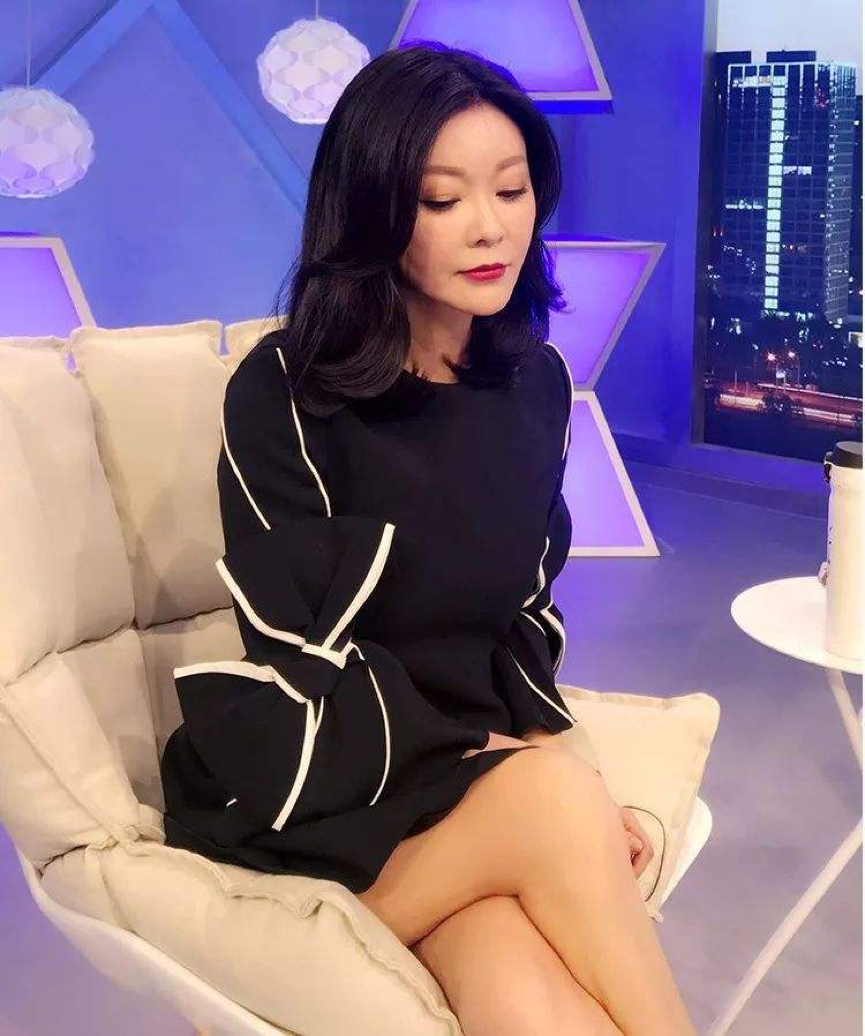 央视主持人王小骞晒4岁女儿近照，41岁当妈全因一个意外