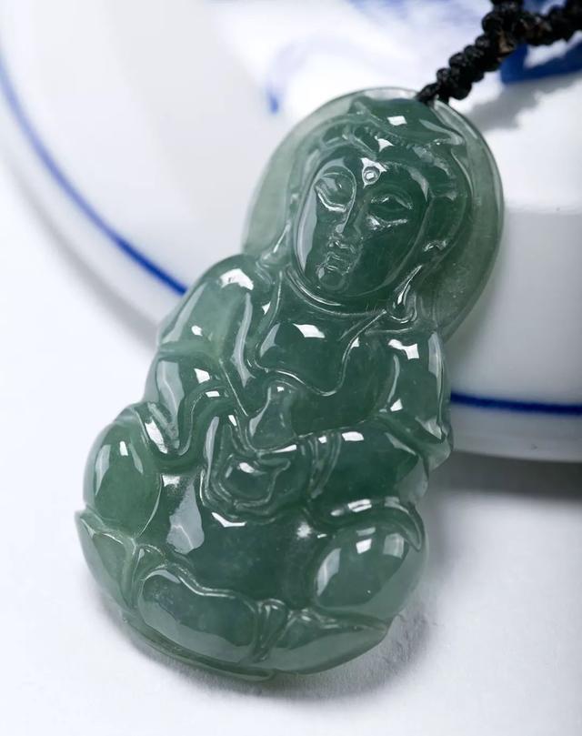 油青种翡翠价格亲民,该如何区分不同档次的油青色翡翠的价格?