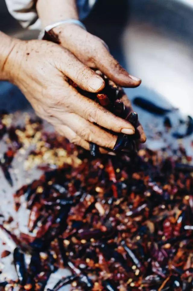 贵州这位大姐制作煳辣椒有20年,连手板心都有一股辛辣味道