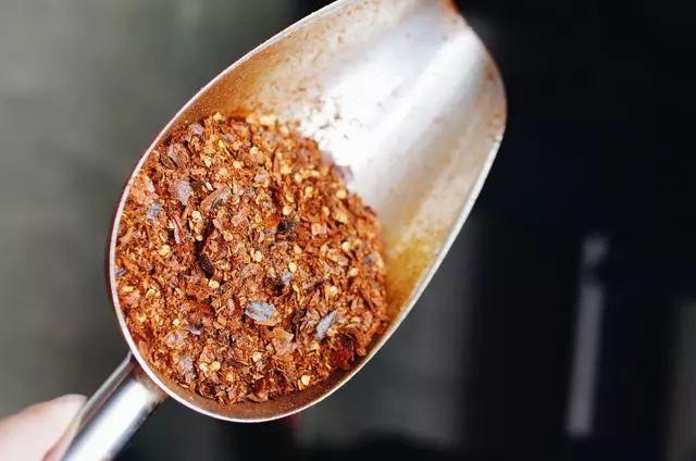 贵州这位大姐制作煳辣椒有20年,连手板心都有一股辛辣味道