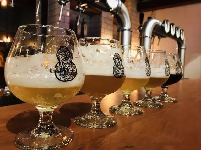 他是京圈酒吧十年老炮儿,不谈情怀只卖酒,还开了首家快闪酒厂