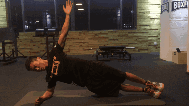 抖音撩衣秀腹肌引发跪舔,你们是要笑死我,继承我的花呗吗?