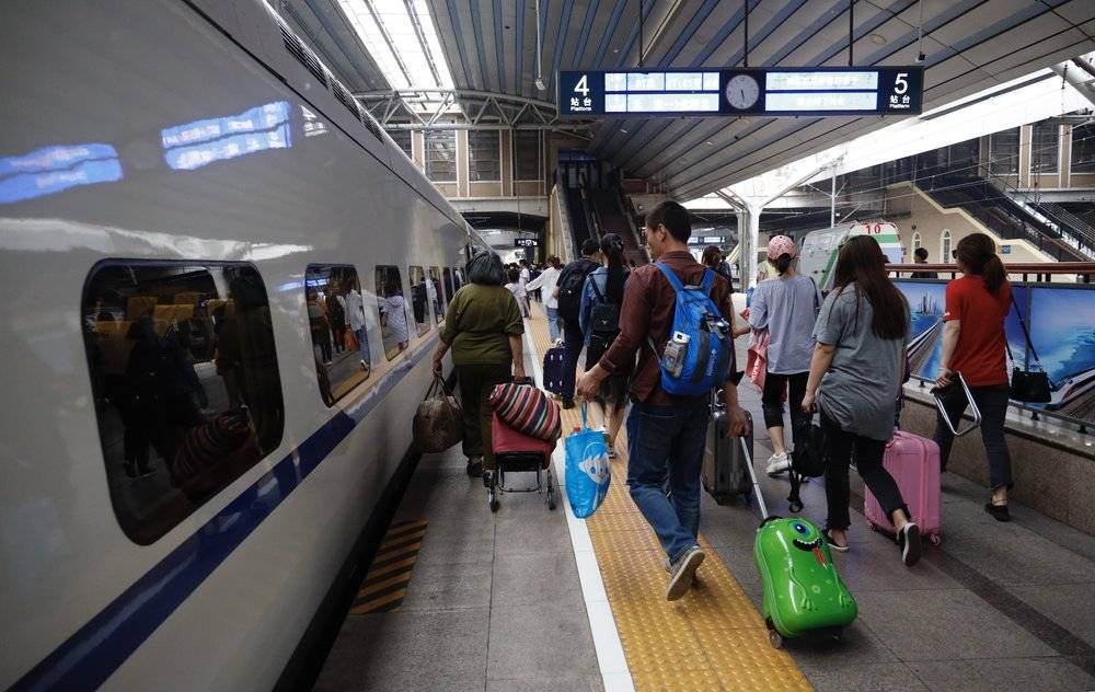 【虎嗅晚报】小米之家回应取消员工销售提成：报道失实；朋友圈新增“一月可见”