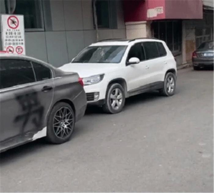 街边停着一辆宝马，看到车身的字后，网友：这是个有故事的车主！