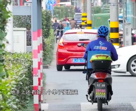 接单途中,聋哑外卖哥忽然飞身跳河,背后故事太感动!