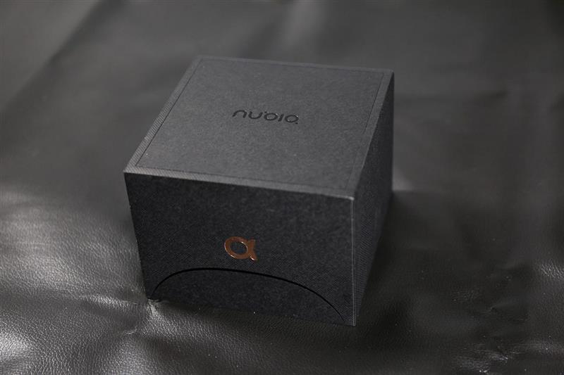 激进折叠屏 努比亚腕机阿尔法评测：钢铁侠的技能被它实现