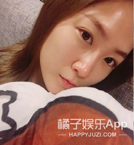 她发这张素颜照经过公司同意没？