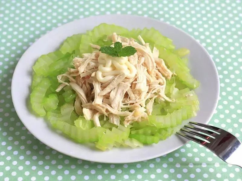 2.鸡丝芹菜沙拉